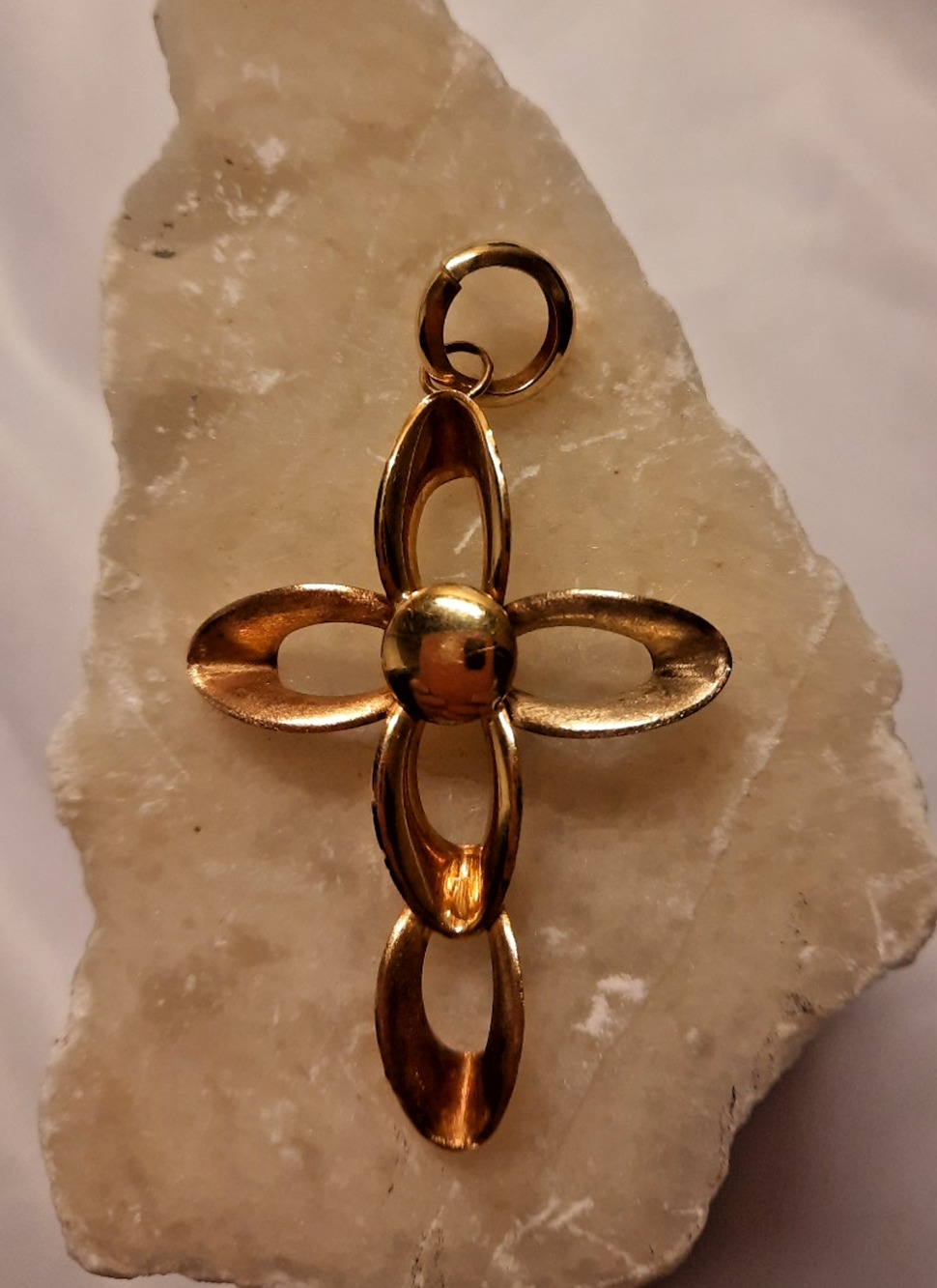 18K Italy Gold Cross Pendant 2.53 Grams vintage unique cross design 2 inch